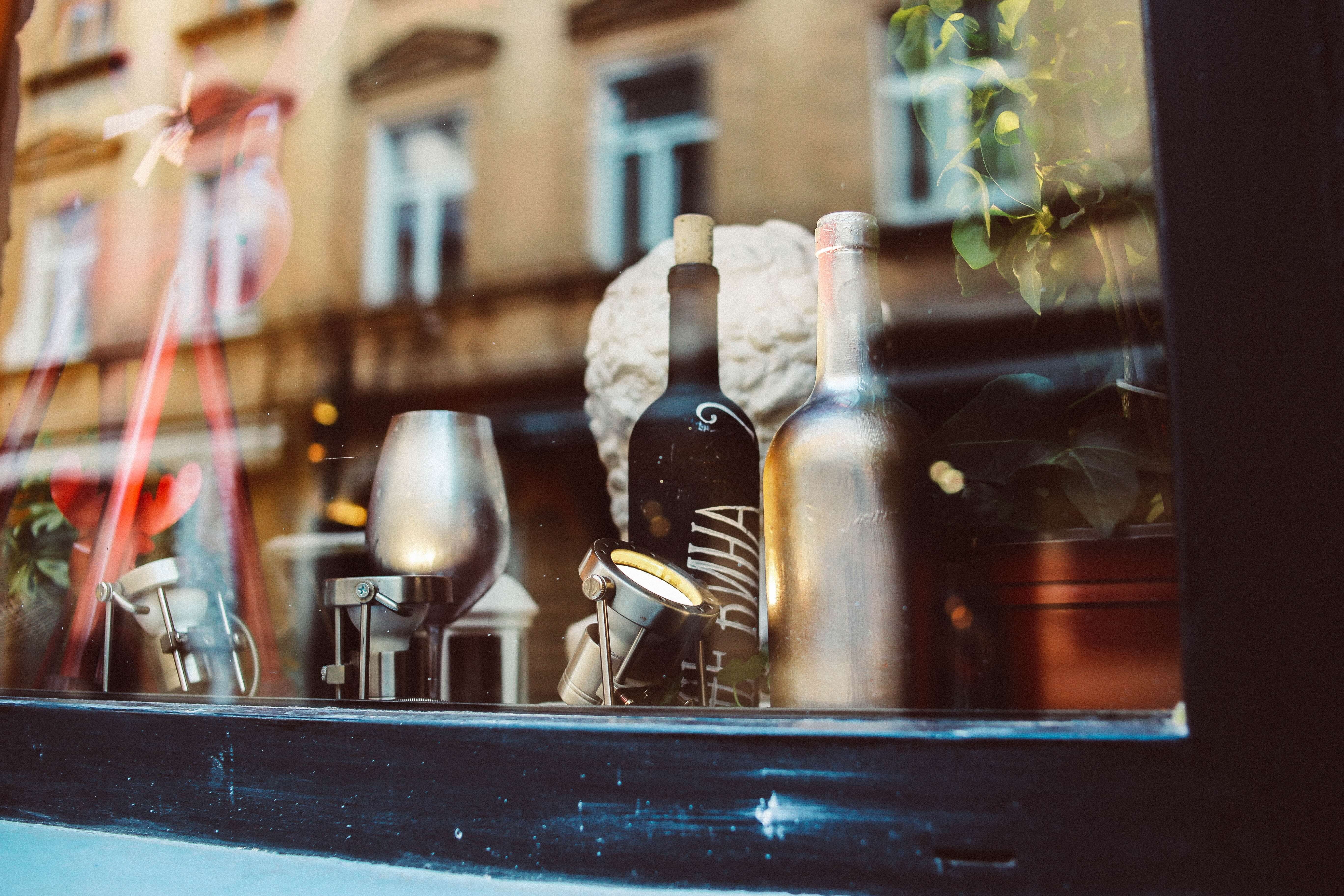 Винные улицы. Вино на улице. Бутылки на окне. Окно из бутылок. Отражение в бокале.