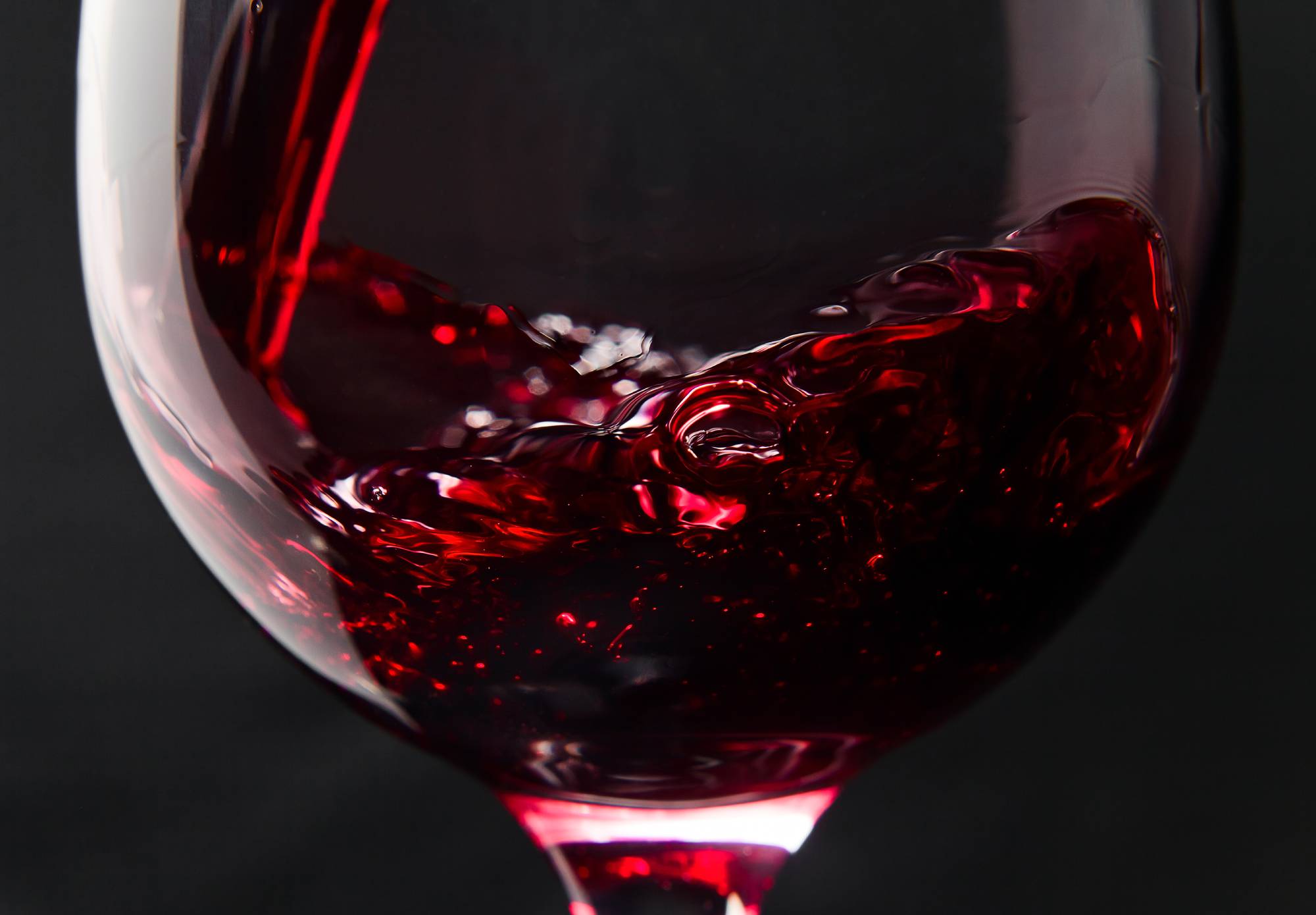 Сухое вино в крови. Бокал с вином. Красное вино. Красное вино в бокале. Бордовое вино.